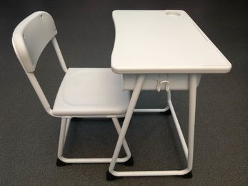 China Hohler Studenten-Schreibtisch und Stuhl stellten mit Plastiktabelle der Rückenlehne-/Spitze ein fournisseur